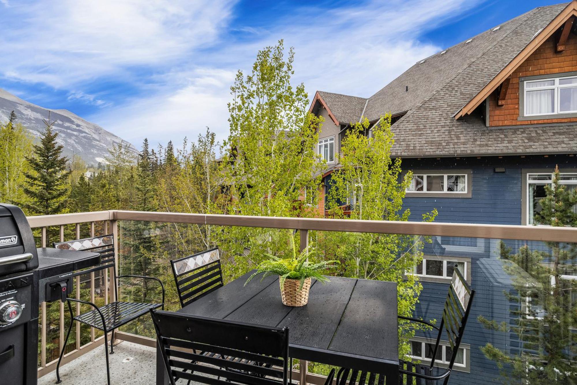 Charming 1 Bdrm Plus Loft With Views Managed By Little Sister Getaways Canmore Exterior foto