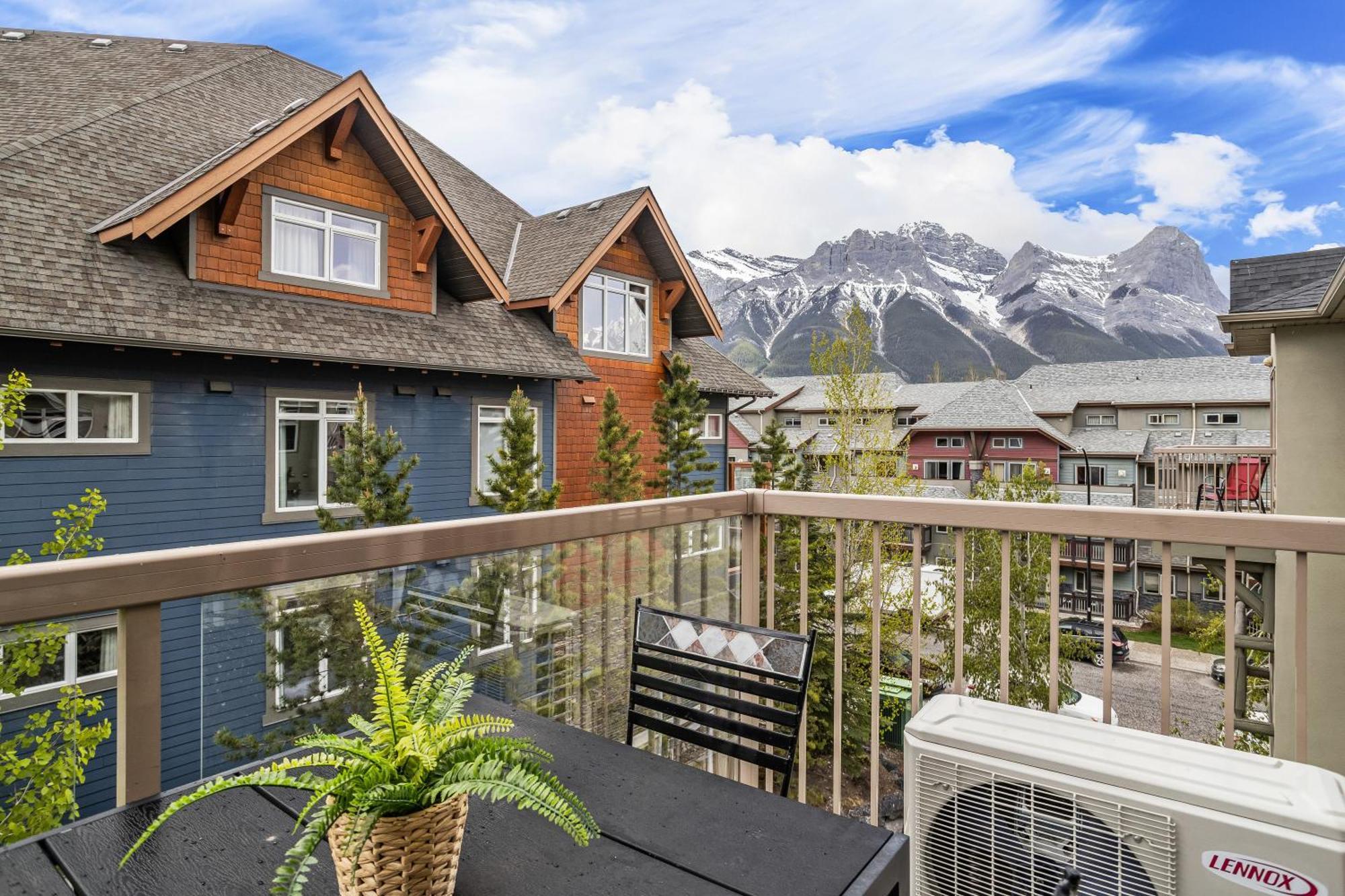 Charming 1 Bdrm Plus Loft With Views Managed By Little Sister Getaways Canmore Exterior foto